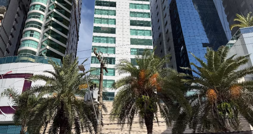 Lindo apartamento frente mar com 03 suítes e duas vagas para locação na praia de Balneário Camboriú