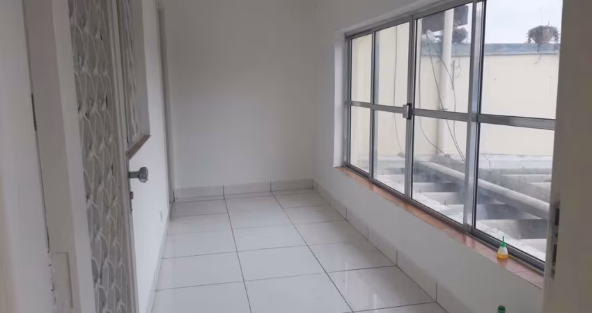 Casa locação com 180m², perfeita para fins residenciais ou comerciais. Com 3 quartos, sendo 1 suíte e 2 vagas