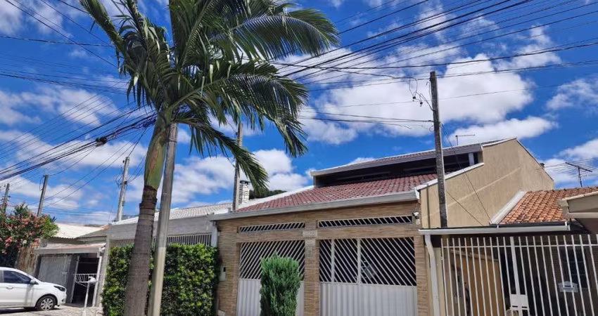 Sobrado lindíssimo com 3 quartos e 2 vagas cobertas à venda no Bairro Alto - Curitiba - PR