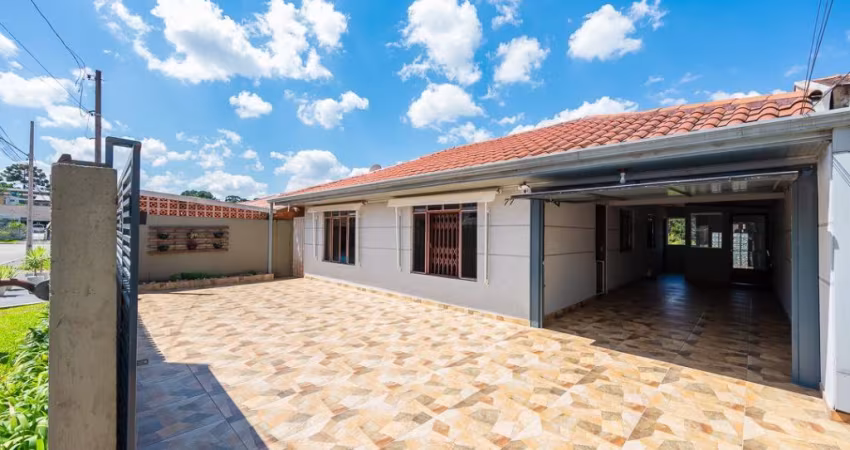 Linda casa térrea com amplo quintal em Colombo