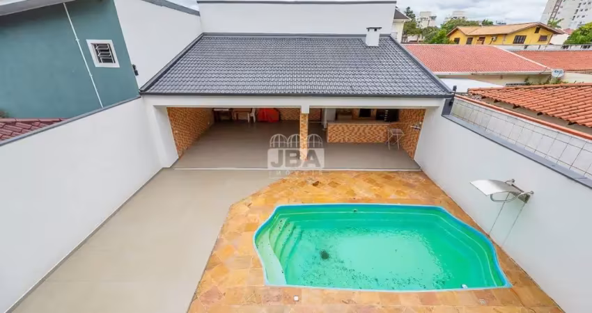 Linda casa com piscina no Bairro  Bacacheri