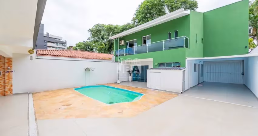 Linda casa com piscina no bairro  bacacheri  com 274m²  de área averbada, contendo 3 quartos sem uma ampla suíte.