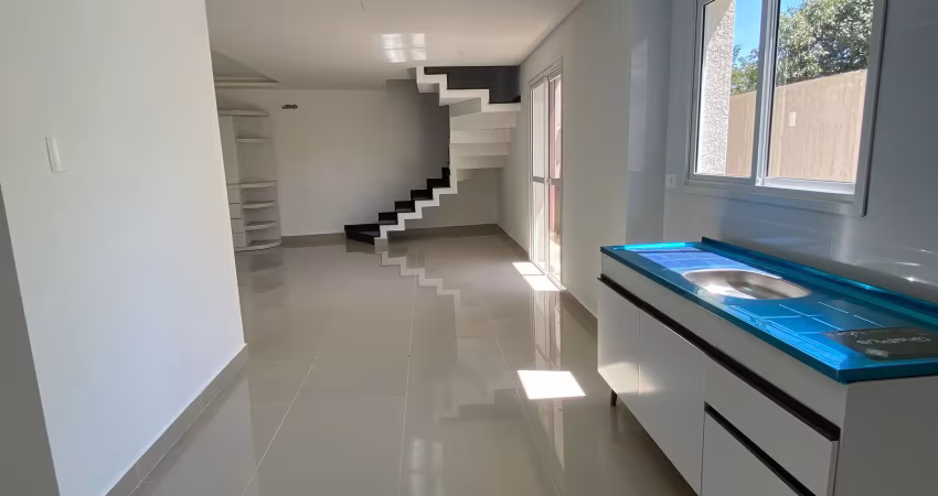 Sobrado triplex em condominio fechado em meio a natureza