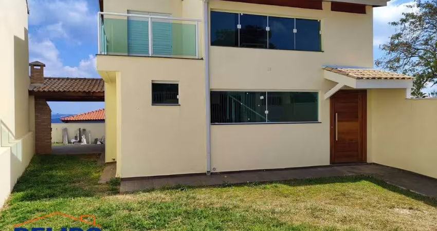 Casa com uma ótima localização em associação com garagem para 6 carros