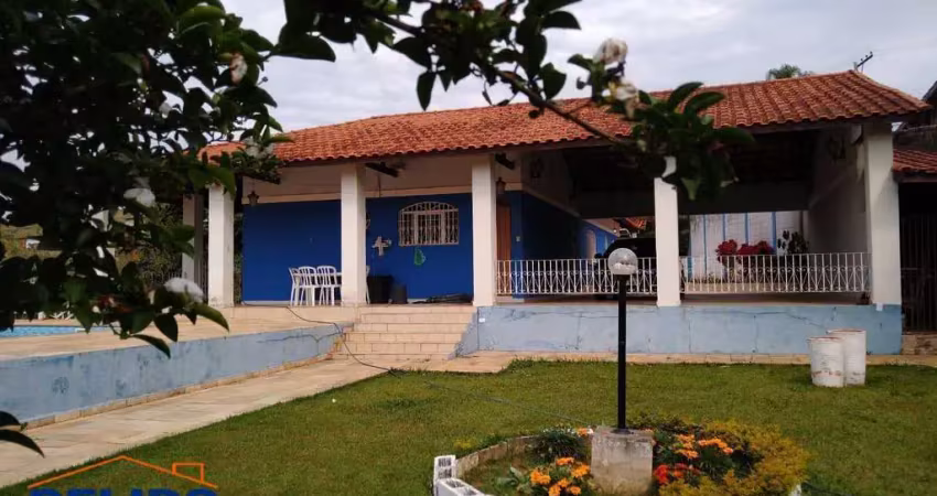 Linda chácara a venda, bem localizada em terra preta!