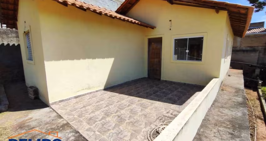 Casa à venda com 2 dormitórios sendo 1 suíte em bairro tranquilo.