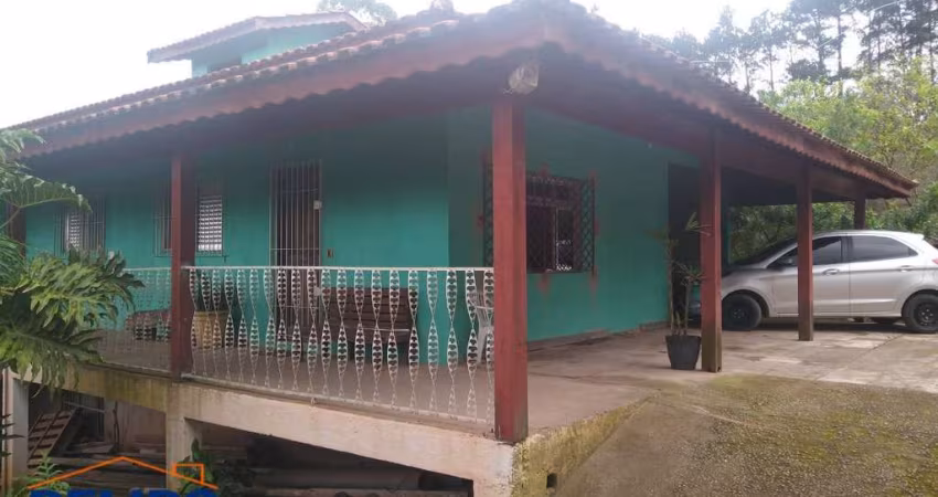 Chácara com campo de futebol e mina de água em Terra Preta.