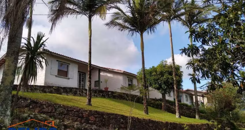Sítio encantador com 4 chalés e 1 linda casa principal.