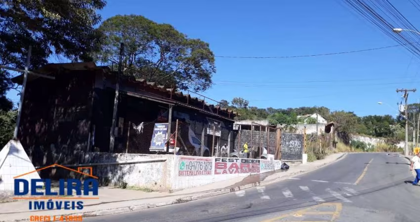 Salão comercial com casa nos fundos de esquina.