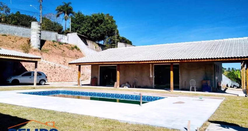 Chácara com piscina, churrasqueira e aceita financiamento bancário.