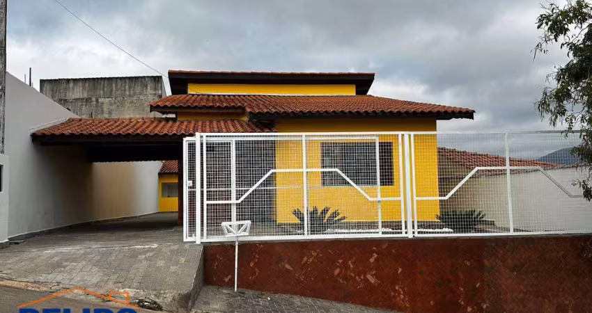 Casa com garagem para 5 carros e piscina apta a financiamento bancário.