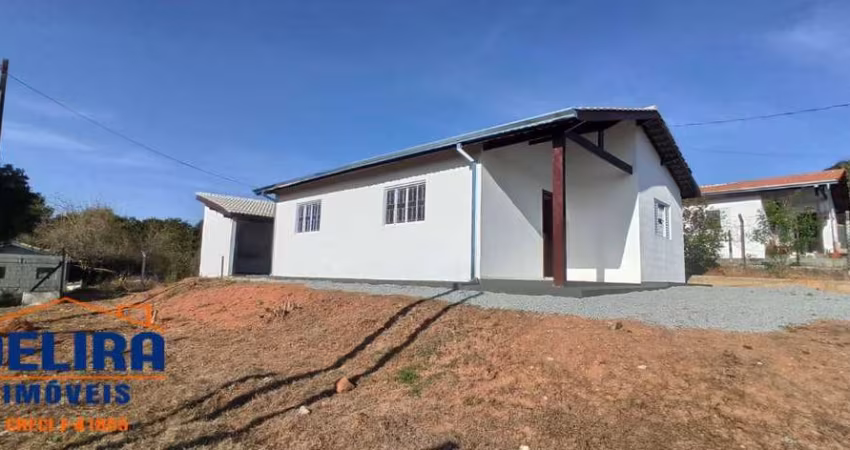 Chácara em ótima localização com quintal grande.