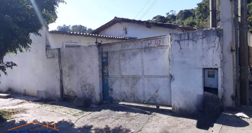 Casa sede mais 2 casas no quintal com área verde nos fundos