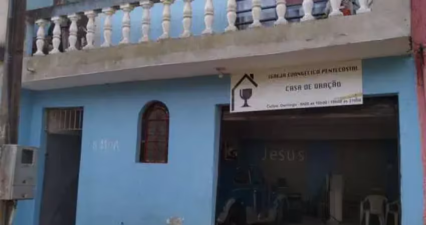 Casa com salão comercial e terreno nos fundos, acesso por duas ruas.