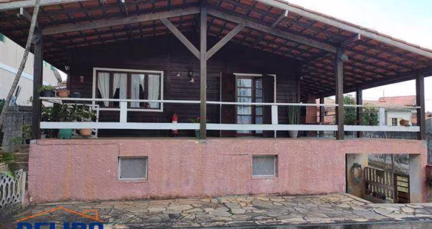 Encantadora Casa de Madeira: Elegância e Harmonia com a Natureza