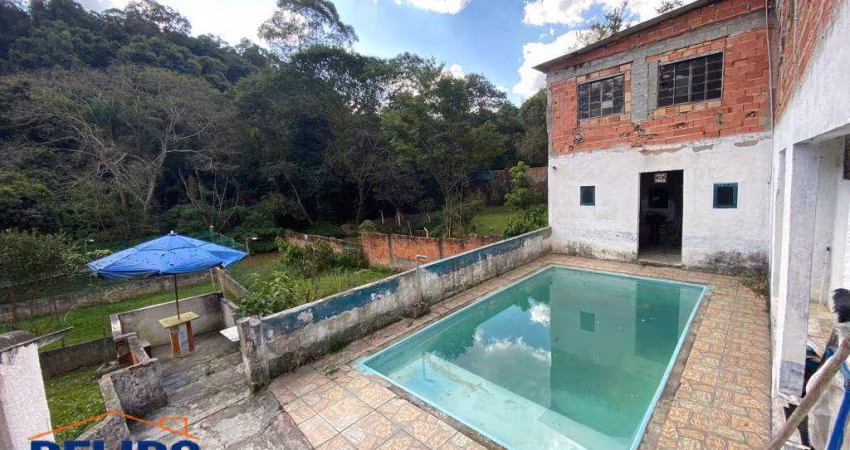 Chácara em rua asfaltada com piscina e churrasqueira.