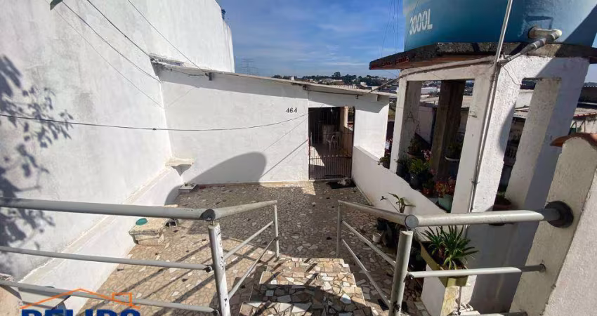 Casa à venda com ótima localização, com duas casas de aluguel.