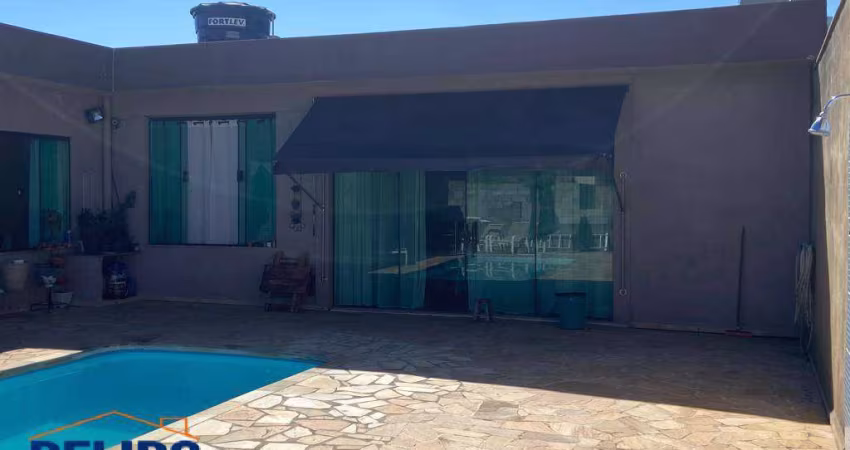 Edícula Espaçosa com Charme Rústico, Piscina e uma Casa em Construção.