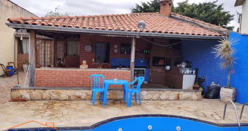 Casa à venda em Atibaia com piscina e uma linda área gourmet.