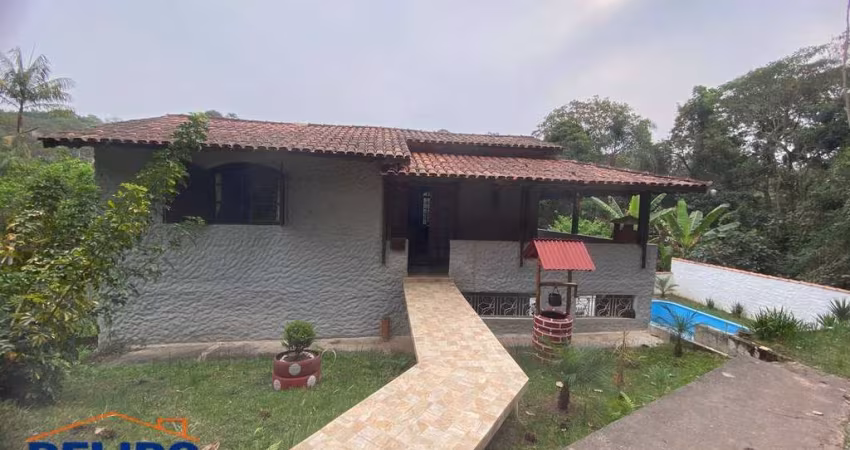 Chácara com Piscina e Área Gourmet: 1.700m² de Puro Encanto e Lazer!