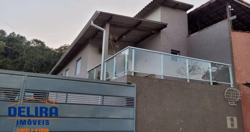 Casa à venda em área verde com 489m² de área total.