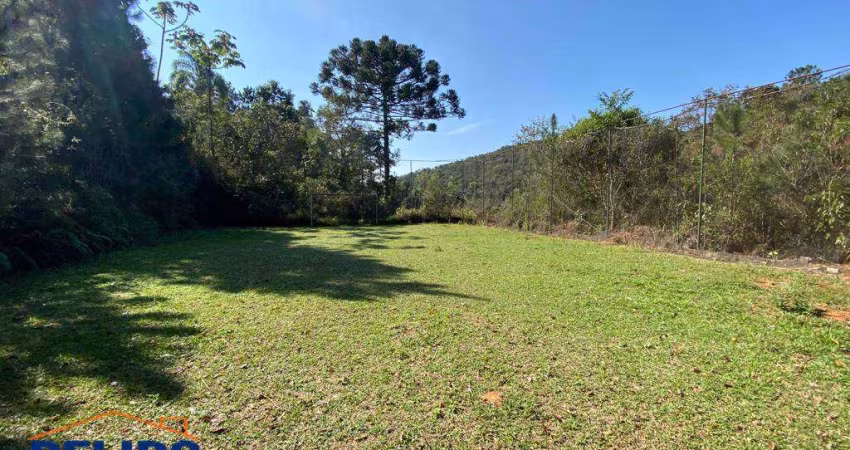 Terreno em meio a natureza com fonte dentro do terreno.