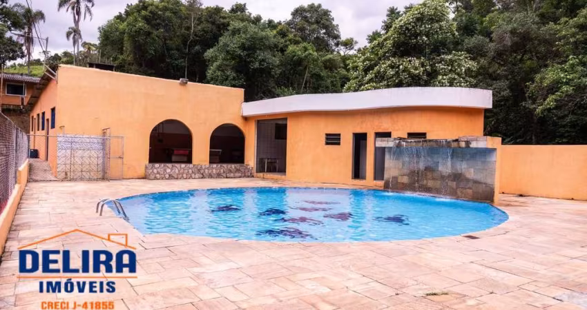 Sítio com 31.000 mil m² com 3 casas e 3 alojamentos.