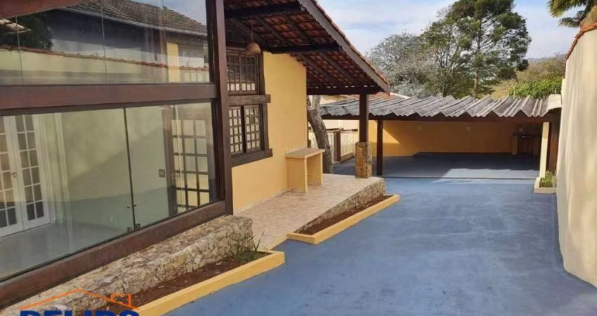 Casa com excelente localização, piscina e área gourmet.