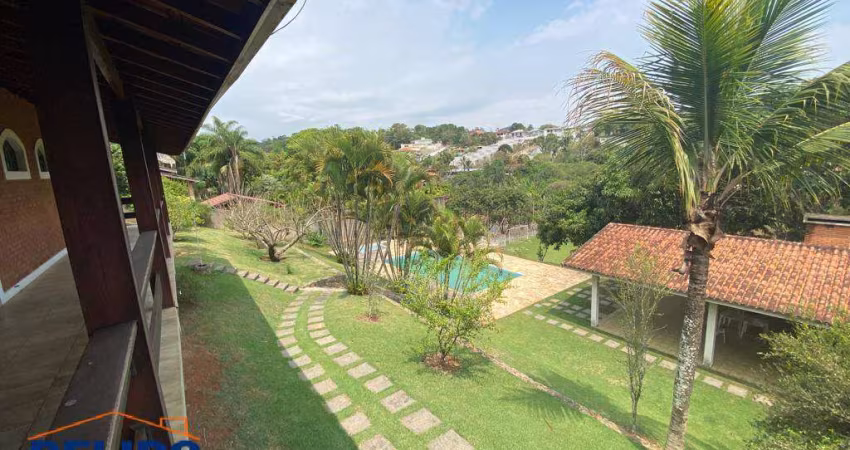 Chácara magnífica com área gourmet, piscina e campo de futebol.