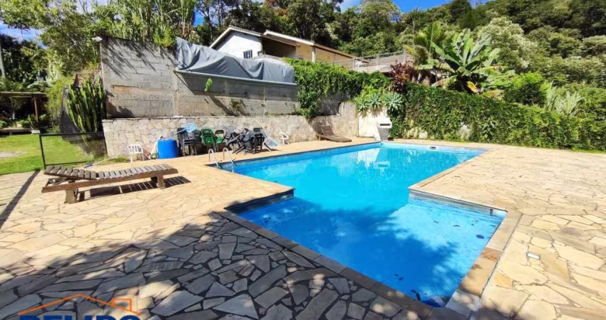 Encantadora Chácara de 3.400 m²: Refúgio de Tranquilidade com Conforto
