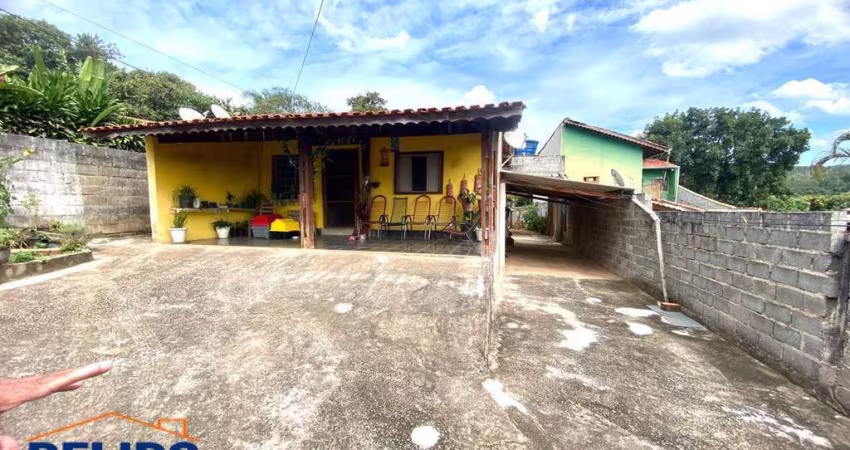 Oásis Tranquilo: Casa com 2 Dormitórios e Amplo Espaço para 5 Carros