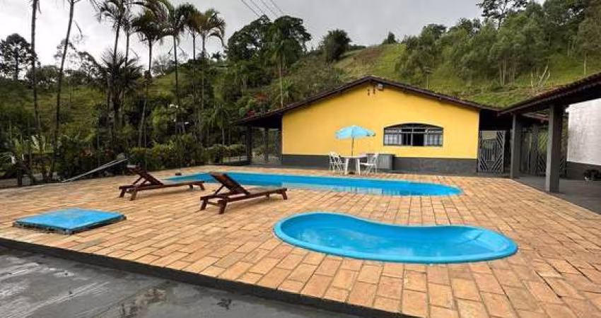 Sítio com Casa Principal, Casa de Caseiro e Infraestrutura de Lazer