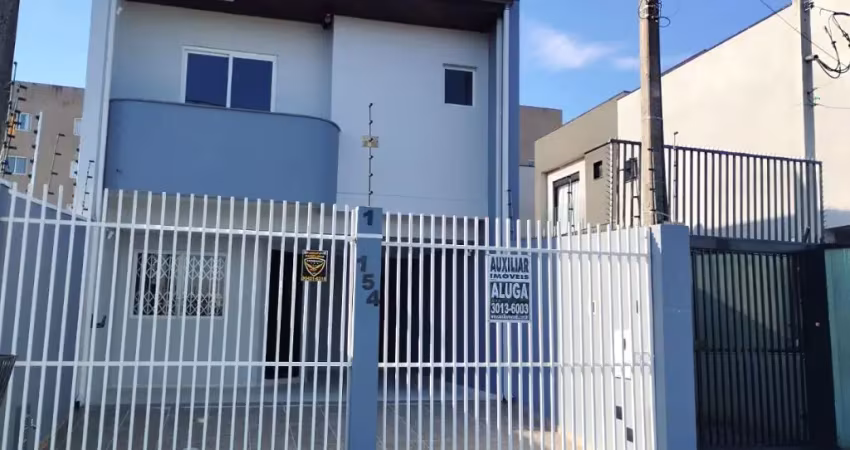 Excelente sobrado com cozinha mobiliada, ar condicionado na suíte e banheira. garagem para até 03 carros.
