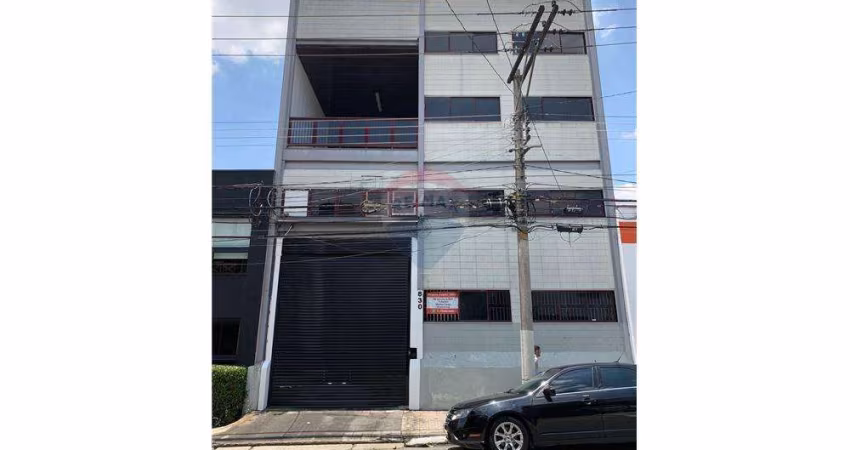 Galpão com 900m² reformado no bairro Santa Paula em São Caetano