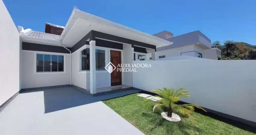 Casa com 2 quartos à venda na Michelangelo, 10, Barra do Aririú, Palhoça