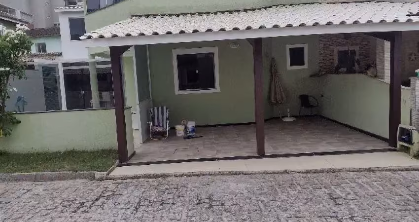 Excelente casa em condomínio tranquilo com 5/4, 2 suítes e a poucos passos da praia .