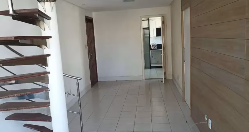 Cobertura com 2/4 e piscina. Prontinha para viver na Pituba e perto de tudo.