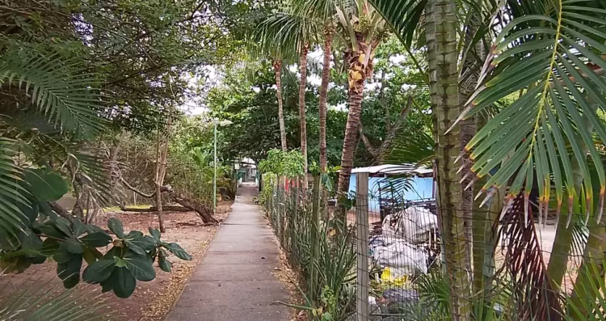 Linda casa com projeto  inacabado em condomínio de alto padrão.