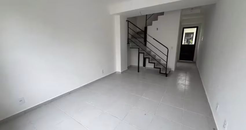 Vendo excelente casa duplex em condomínio com 2 quartos em vargem grande
