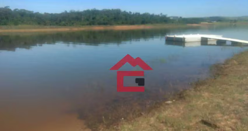 Mairinque/ ibiúna-  chácara pé n’água, com área de 2.000m², sendo 4 dormitórios e garagem náutica, para os amantes de pescaria e esporte náutico.
