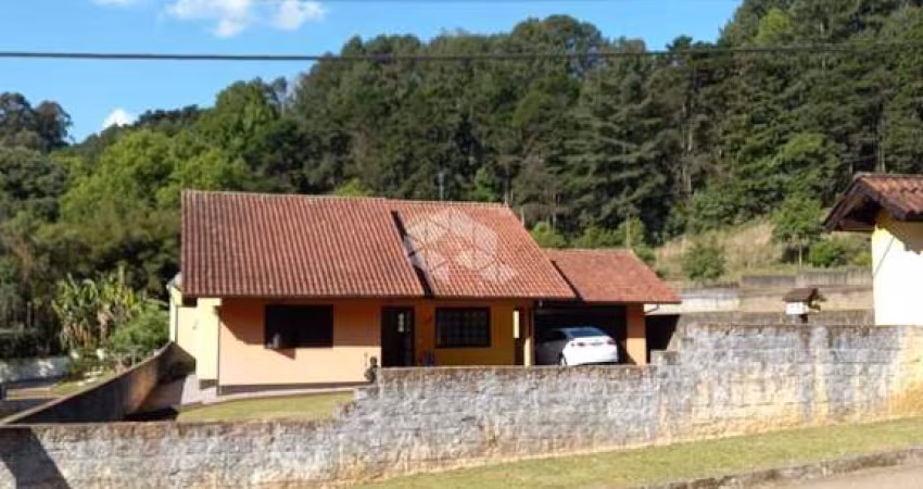 Casa plana mobiliada e terreno amplo.