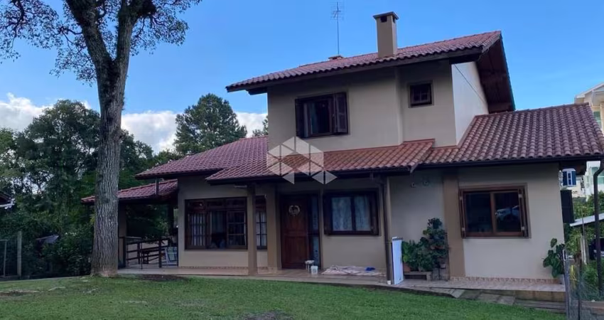 Casa com piscina e amplo terreno