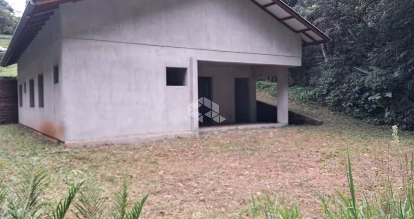 Terreno amplo com edificação iniciada