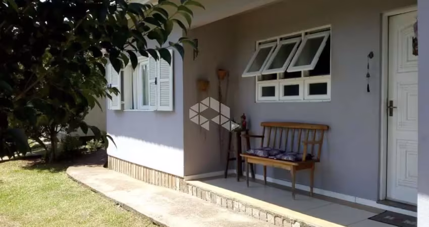 Duas casas, uma alvenaria e outra madeira, de frente para rua.