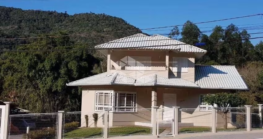 Bela casa de 3 pavimentos
