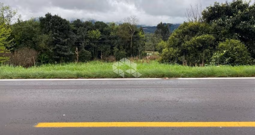 Área ampla com frente RS 235