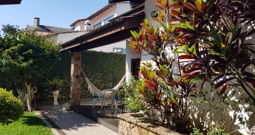 Linda casa em condomínio fechado, 459 m² de área útil, 4 dormitórios, Carapicuíba.  ‌