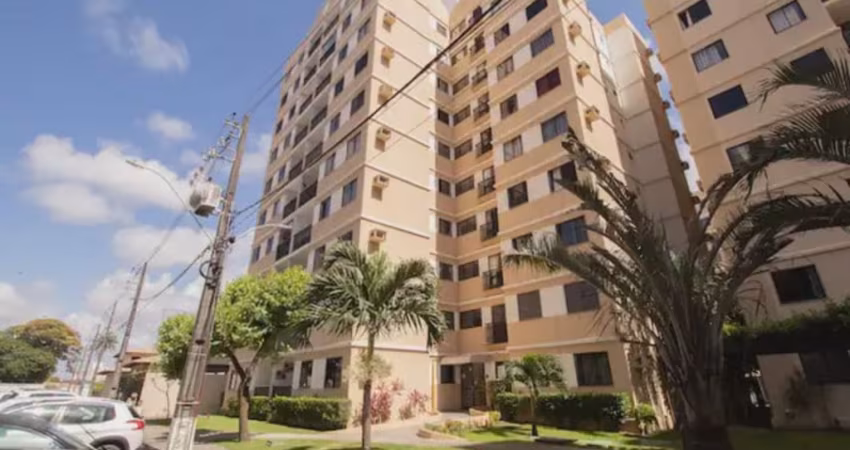 Aluga-se Apto de 2/4 em condomínio Clube