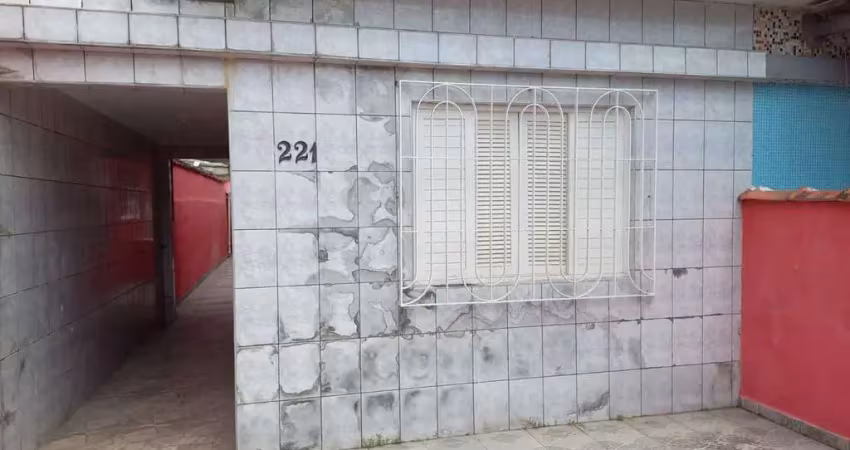 Casa geminada à venda em são vicente. 2 quartos, quintal e vaga