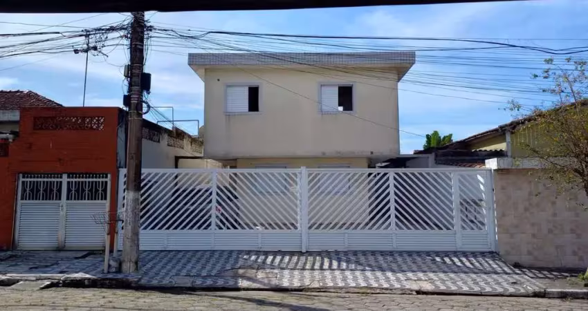 Casa alta com 3 quartos. espaçosa! são vicente,cidade de praias